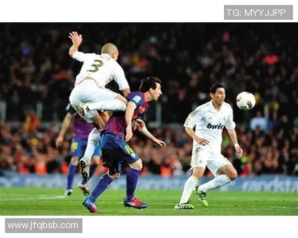 足球明星佩佩在比赛中踢人引发热议视频曝光引发球迷讨论与争议